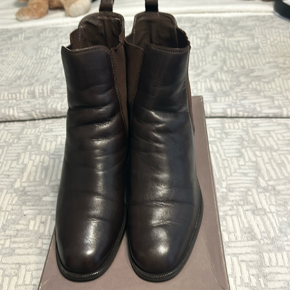 Women’s 9 & Co. size 81/2 medium brown leather there ankle boots.